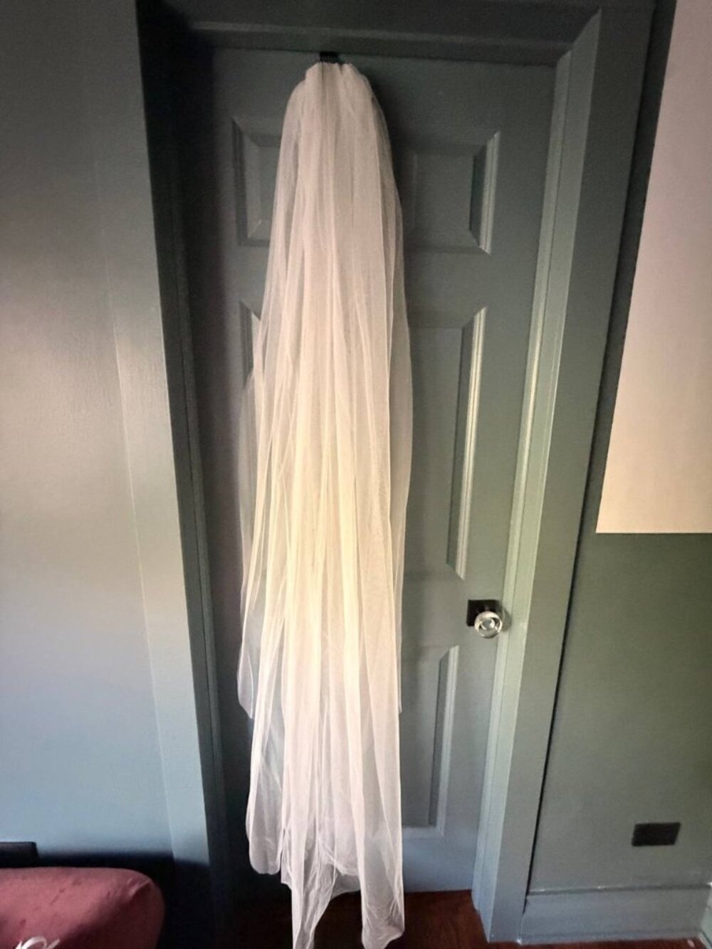 Classic Off-White 5.5ft Bridal Veil with a Hair Comb (Floor Length)